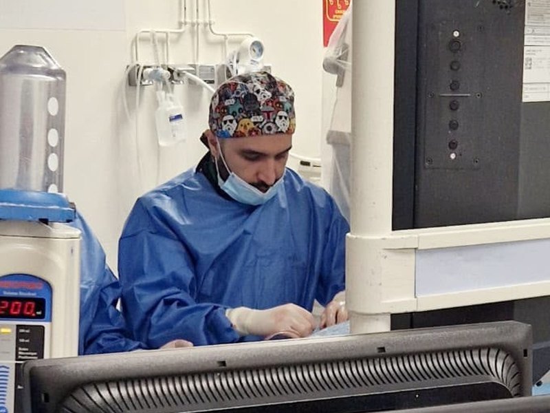 Le Dr Mahmoud Amine Krimech au cours d'une procédure de cardiologie interventionnelle
