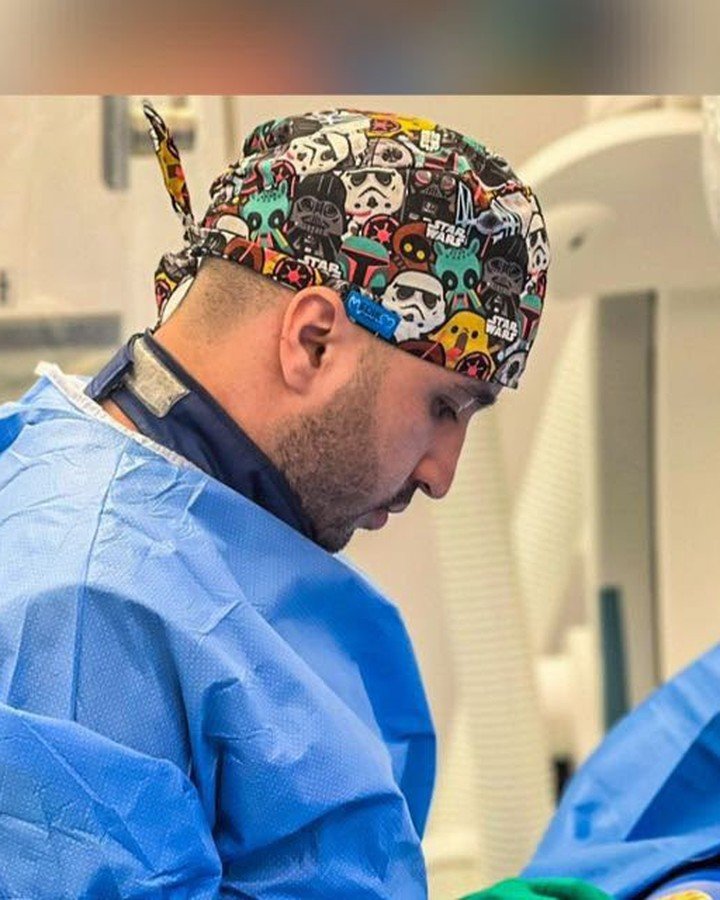 Le Dr Mahmoud Amine Krimech en salle de cathétérisme cardiaque