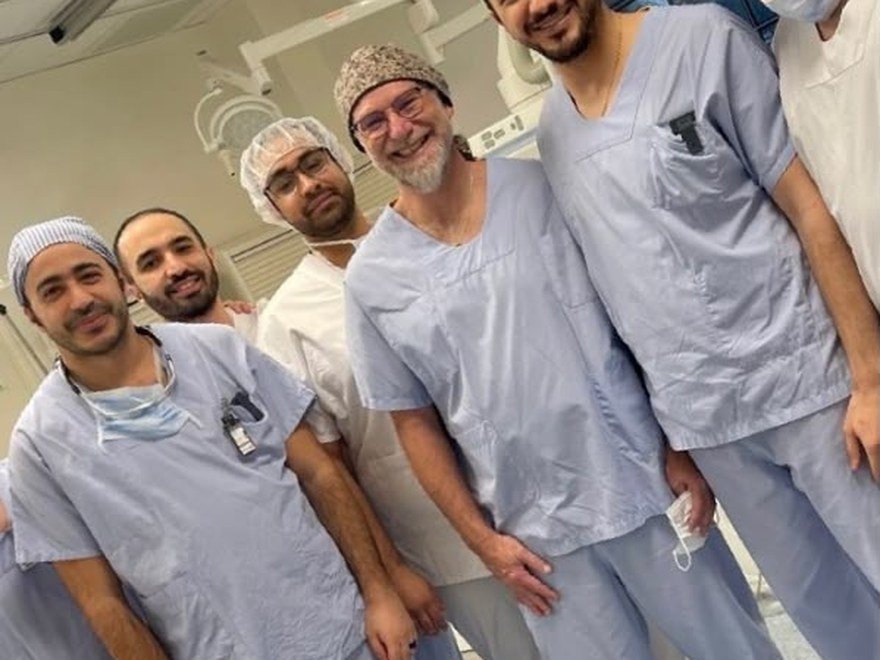 L'équipe de cardiologie interventionnelle réunie en salle