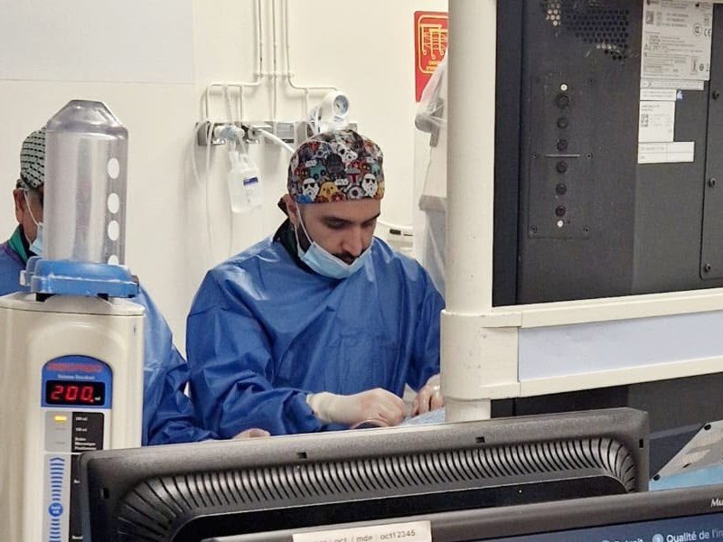 Le Dr Mahmoud Amine Krimech au cours d'une procédure de cardiologie interventionnelle